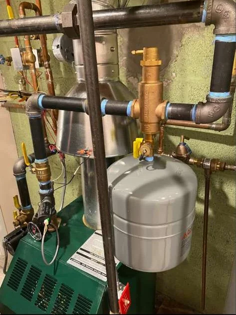 Boiler installation with expansion tank and air separator
